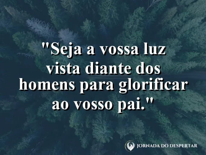 Farol brilhando intensamente em uma noite escura com frase sobre ser luz diante dos homens agora.