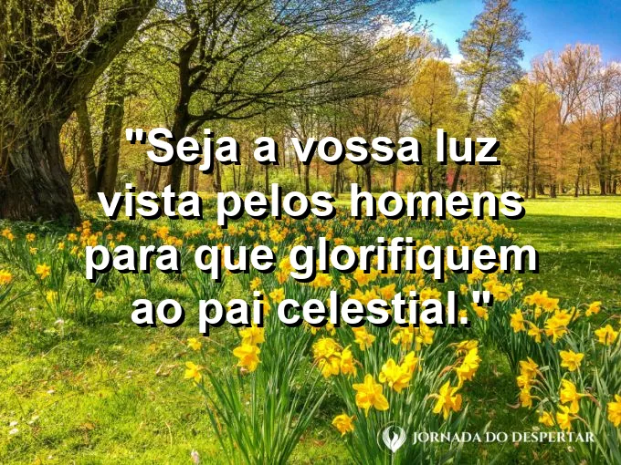 Farol brilhando intensamente em uma noite escura com frase sobre ser luz diante dos homens hoje.