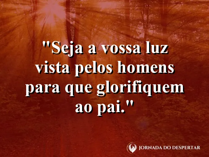 Farol brilhando intensamente em uma noite escura com frase sobre ser luz diante dos homens hoje.