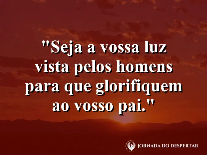 Lâmpada acesa em ambiente escuro com frase sobre ser luz no mundo agora mesmo.