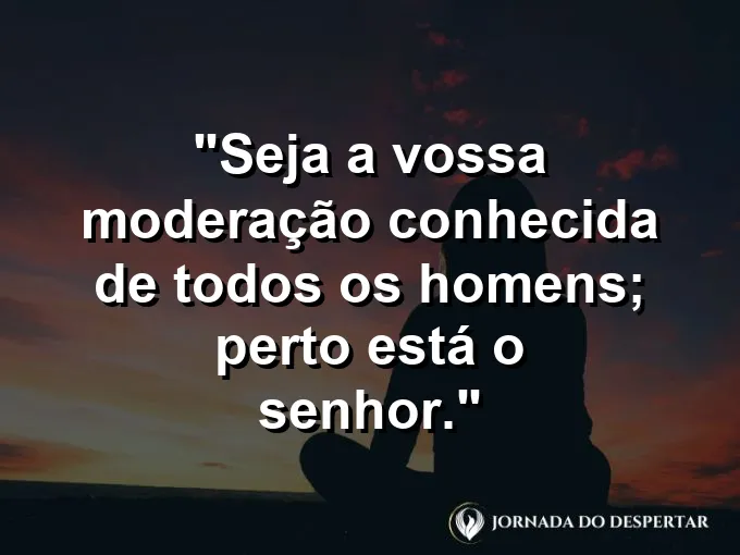 Balança de pratos em equilíbrio perfeito com frase bíblica sobre moderação e a presença divina.