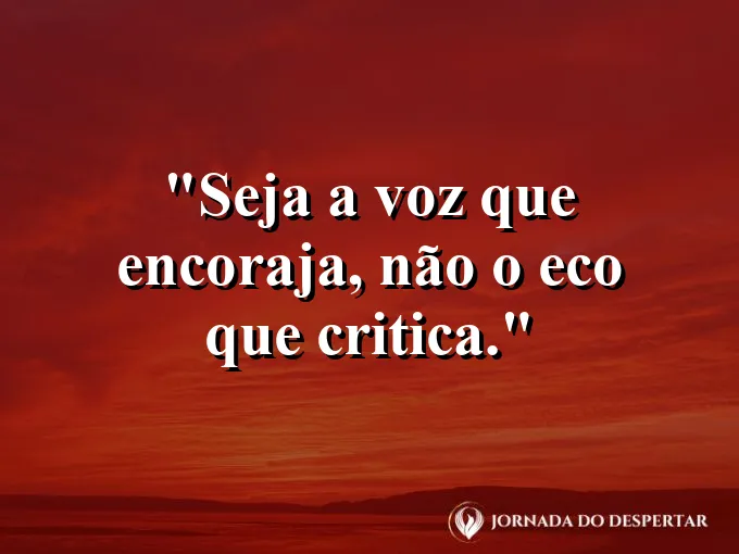 Uma pessoa falando ao ouvido de outra com um sorriso acolhedor.
