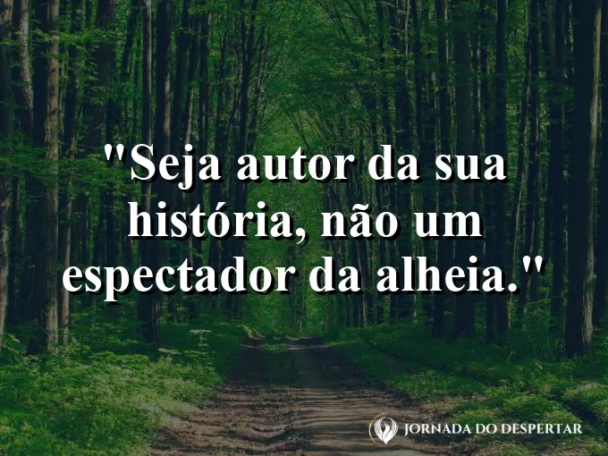 Alguém segurando um timão de barco em alto mar.