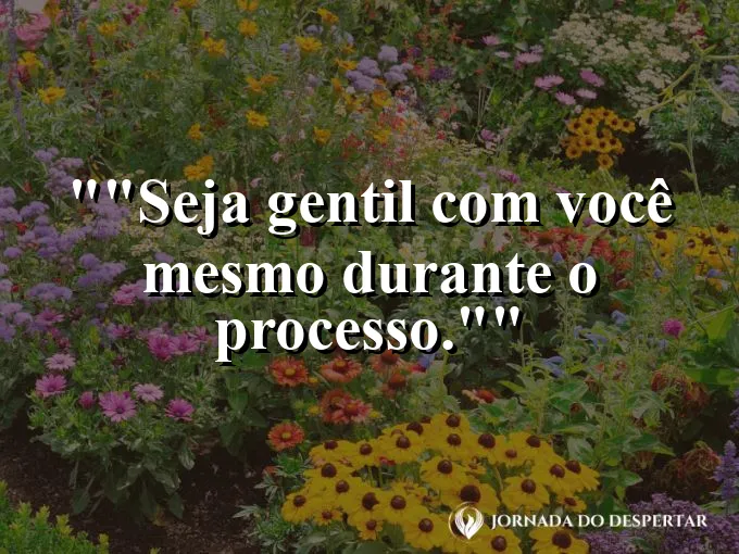 Mãos segurando uma xícara de chá quente com calma.