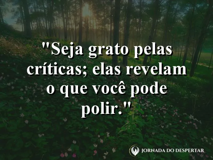 Lapidador trabalhando em uma pedra preciosa sob luz forte.