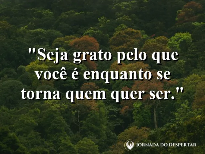 Alguém meditando à beira de um rio com montanhas ao fundo.