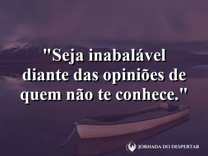 Pessoa caminhando de cabeça erguida em meio a uma multidão.