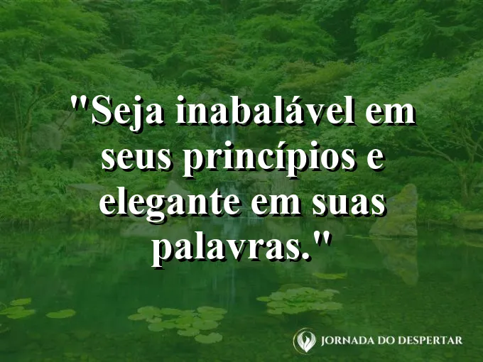 Raízes de uma árvore centenária firmes em solo gramado.