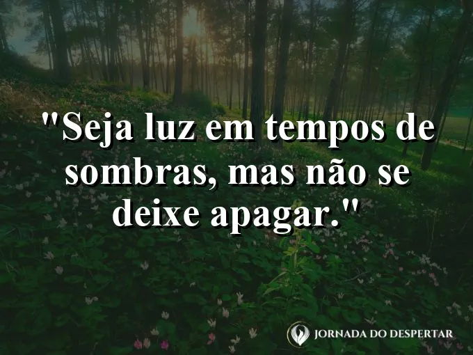 Lanterna brilhando em uma caverna de cristais.