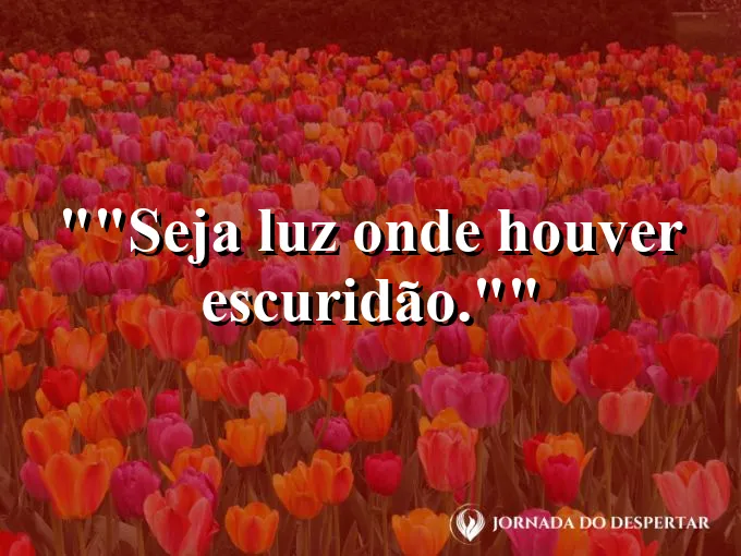 Lâmpada acesa brilhando em um quarto escuro.