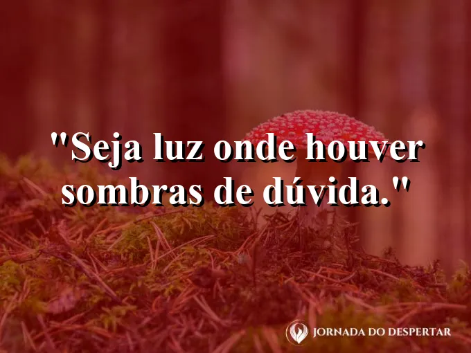 Farol aceso em uma costa rochosa durante uma noite escura.