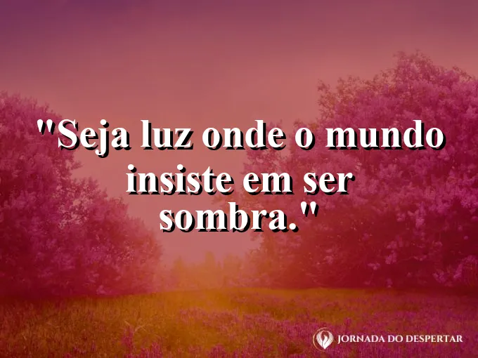 Uma única vela acesa em uma biblioteca escura.