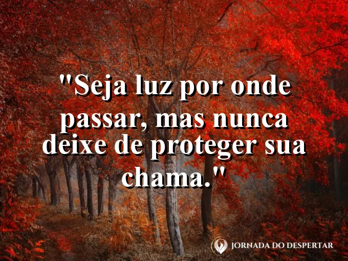 Vela acesa protegida por mãos em forma de concha contra o vento.