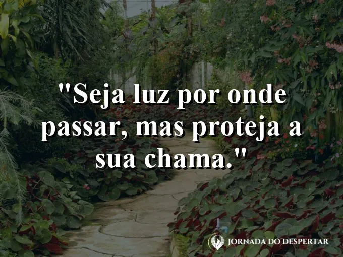Vela acesa protegida por mãos em forma de concha.