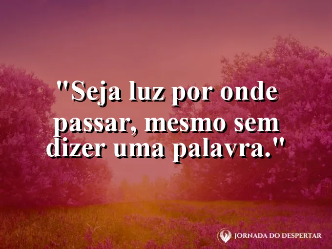 Pessoa caminhando e deixando pegadas iluminadas na areia.