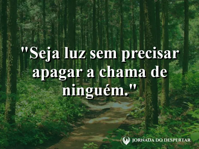 Várias velas acesas juntas criando uma luz intensa e quente.