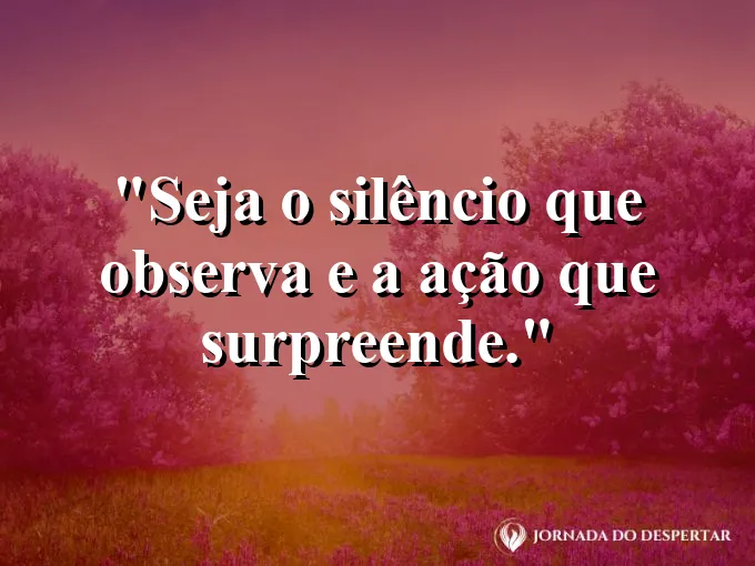Alguém sorrindo com olhar focado em um objetivo distante.