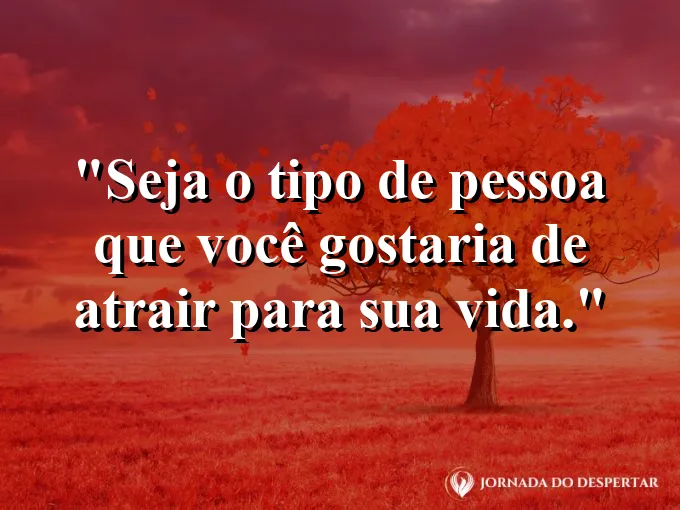 Pessoa sorridente olhando para o horizonte em um dia ensolarado.