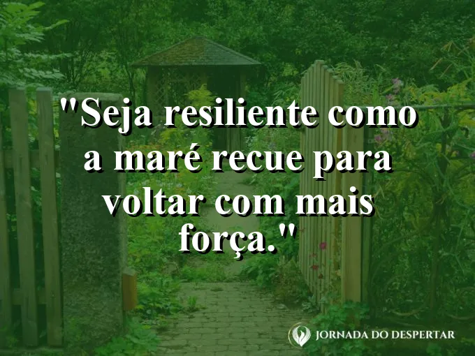 Ondas quebrando com força em uma praia de areia clara.