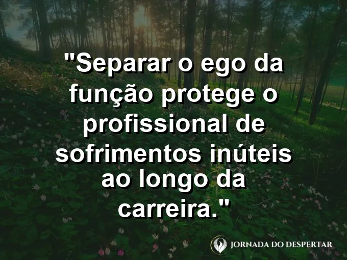 Crachá pendurado em uma mesa vazia com frase sobre ego e função.