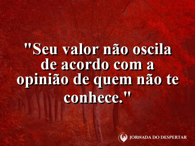 Montanha sólida permanecendo imóvel sob uma tempestade.