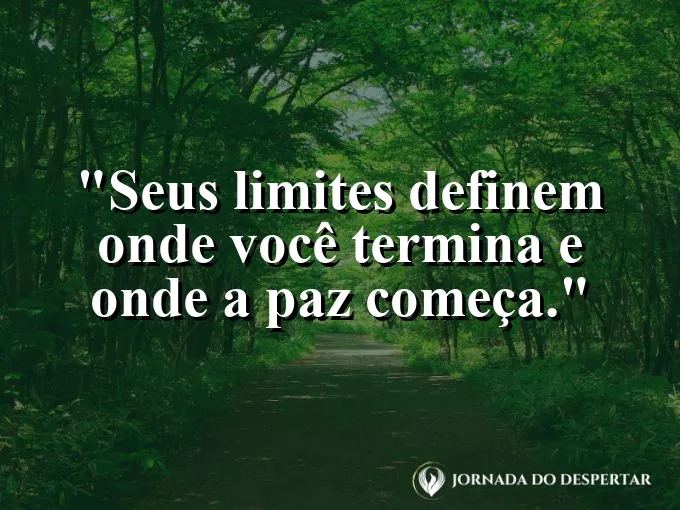 Um pequeno jardim cercado por uma cerca baixa e florida.