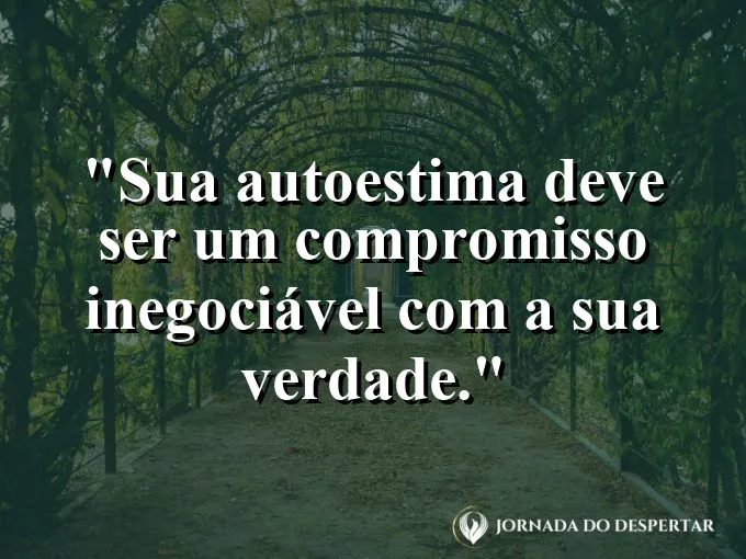 Uma aliança de ouro sobre uma superfície de mármore branco.