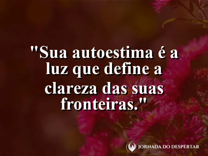 Uma linha de luz azul separando a areia do oceano à noite.