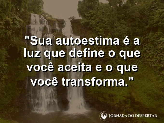 Uma taça de cristal transbordando com água pura sob a luz.
