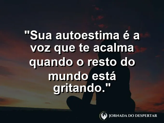 Uma vela acesa protegida por uma redoma de vidro transparente.