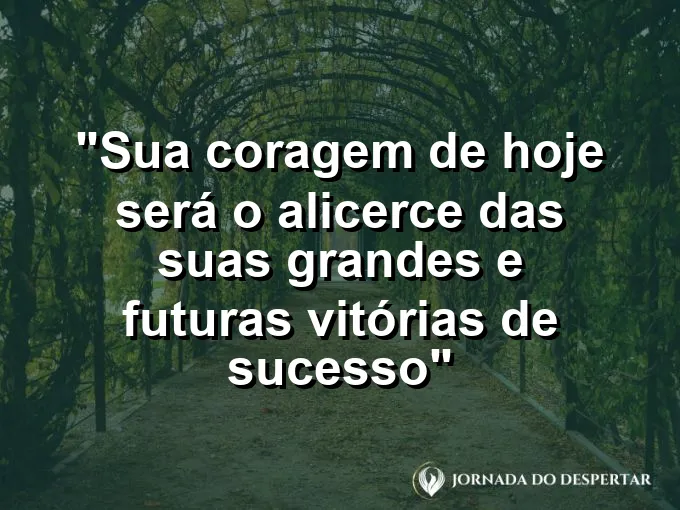 Leão de pedra em uma praça antiga iluminado pela luz dourada de um amanhecer radiante e muito calmo.