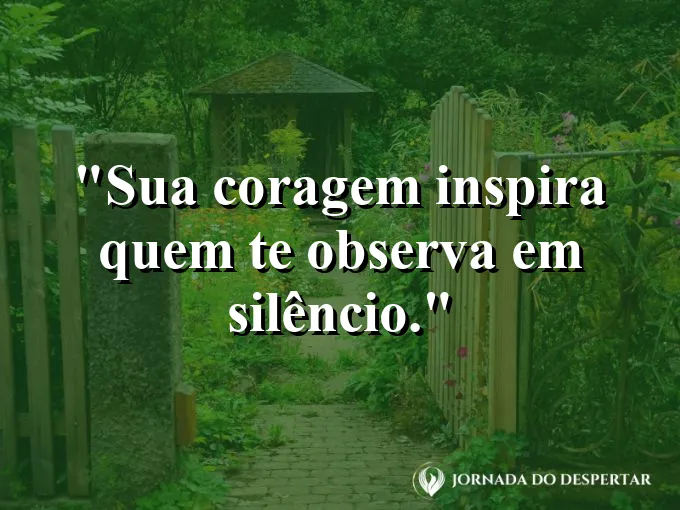 Uma tocha acesa iluminando um caminho escuro na floresta.