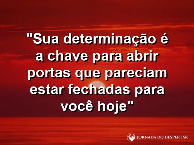 Chave dourada brilhante sobre um tapete de veludo azul sob a luz do sol da manhã radiante hoje.