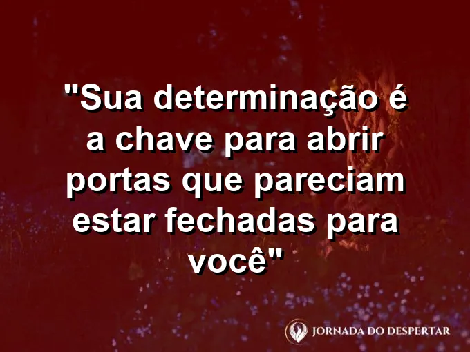 Chave dourada brilhante sobre um tapete de veludo azul sob a luz do sol da manhã.