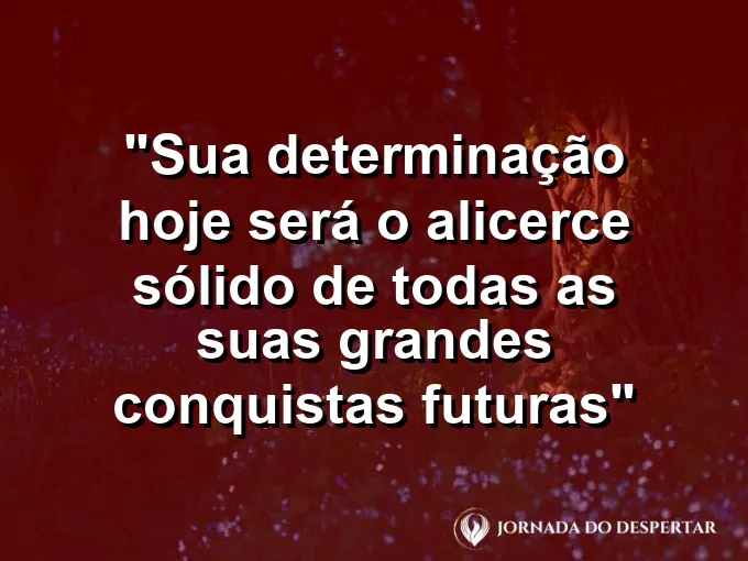 Mãos de um arquiteto desenhando planos sobre uma mesa iluminada pela luz clara da janela.