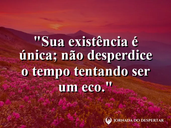 Uma única árvore vermelha em uma floresta de árvores verdes.