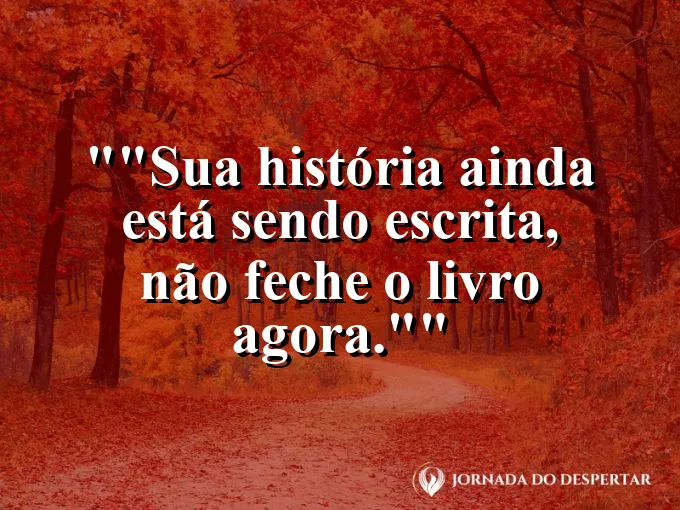 Caneta tinteiro escrevendo em um pergaminho antigo.