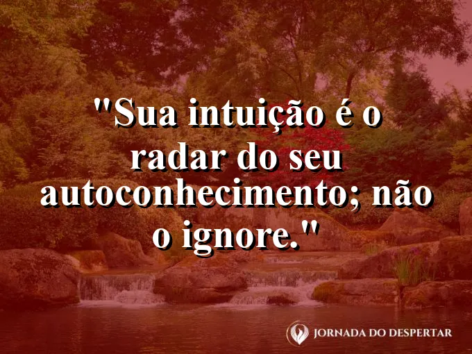 Farol iluminando o mar em uma noite de neblina.