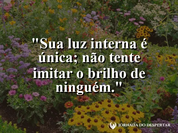 Um farol brilhando sozinho em uma costa rochosa e bela.