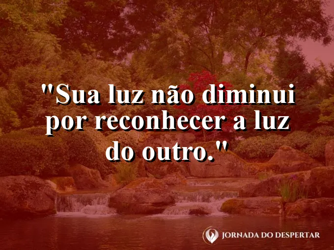 Duas velas acesas brilhando juntas no escuro.