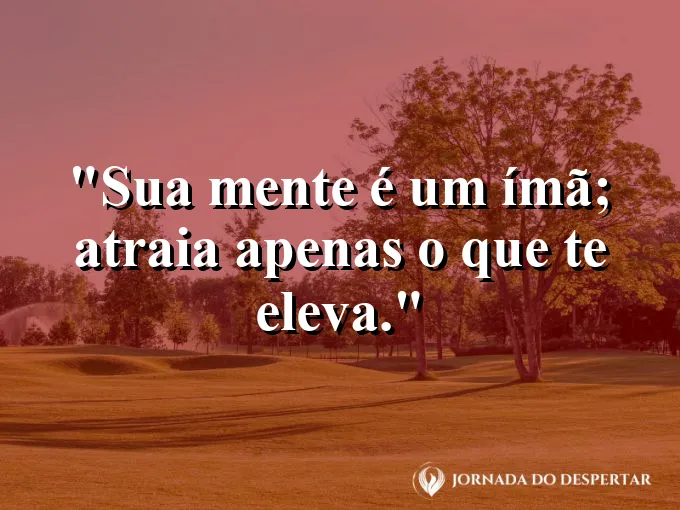 Lente de aumento focando em um cristal brilhante sobre a areia.
