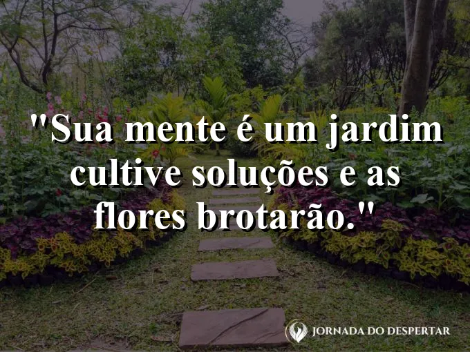 Mãos cuidando de um pequeno jardim de flores coloridas.