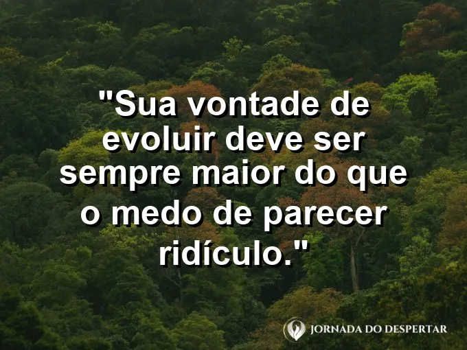 Pessoa aprendendo a andar de bicicleta em público com frase sobre evolução e medo.