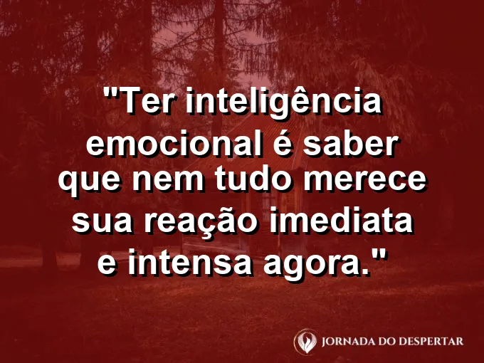 Pessoa caminhando tranquilamente em um ambiente agitado com frase sobre reação imediata e inteligência.