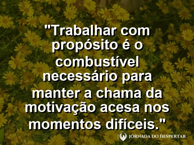 Uma lâmpada antiga brilhando intensamente no centro de um escritório moderno e organizado com luz suave de fim de tarde.