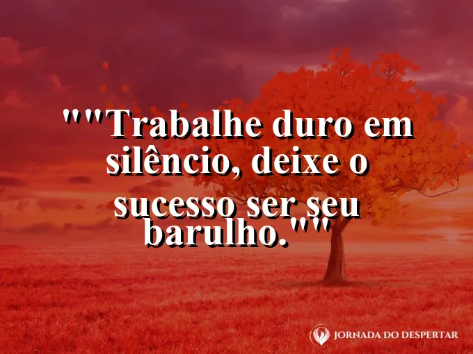 Luz de uma luminária sobre papéis de projeto durante a noite.