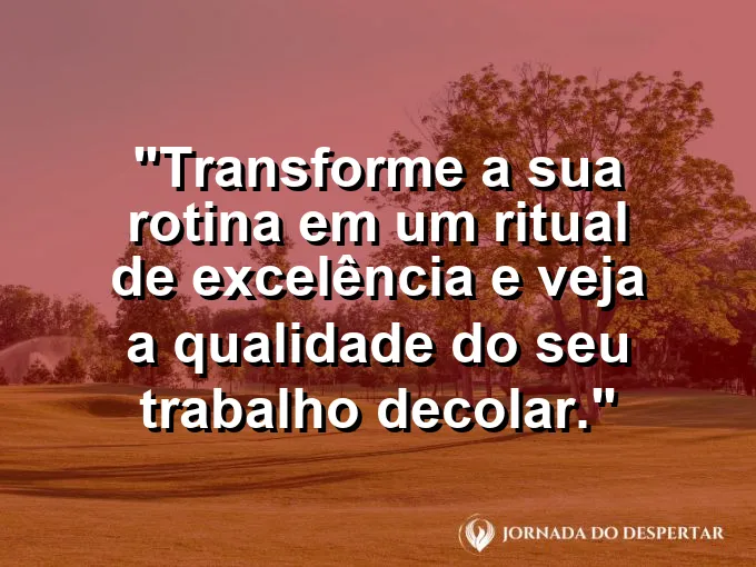 Uma xícara de café perfeita ao lado de um planejador diário com metas escritas de forma clara e organizada.
