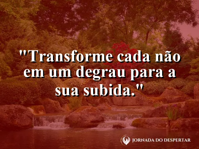 Escada de pedra antiga subindo em direção a uma luz intensa.