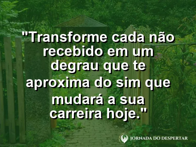 Uma pessoa subindo uma escada feita de pedras rústicas, com o céu azul e limpo ao fundo no horizonte infinito.