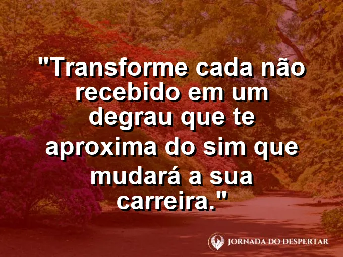 Uma pessoa subindo uma escada feita de pedras rústicas, com o céu azul e limpo ao fundo no horizonte.